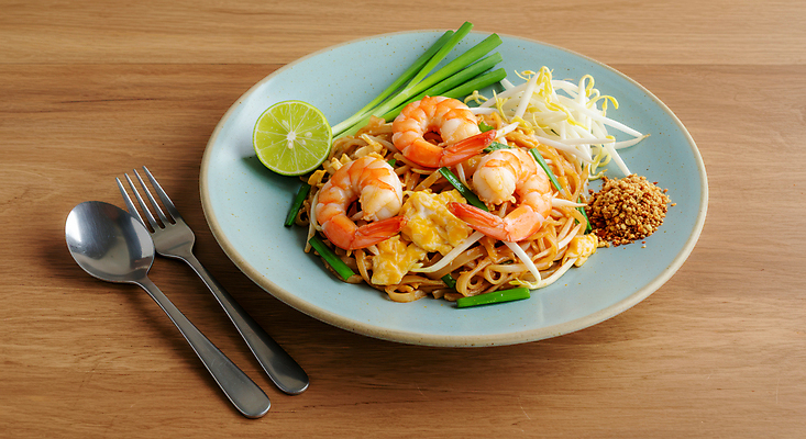 JPG 편집이미지 접시 포크 태국 새우 요리 사람없음 계란 숟가락 전통음식 라임 쪽파 고춧가루 나무탁자 숙주 팟타이 맛있는 편집실사 AI포토 AI콘텐츠 전통 식기 아시아 음식 과일 탁자 수저 갑각류 알 가루 CG 파 태국음식 파일형식