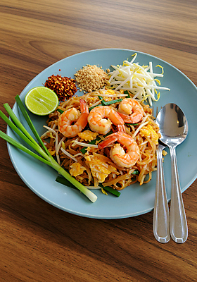 JPG 편집이미지 접시 포크 태국 새우 요리 사람없음 숟가락 전통음식 땅콩 라임 쪽파 고춧가루 나무탁자 숙주 팟타이 맛있는 편집실사 AI포토 AI콘텐츠 전통 식기 아시아 음식 과일 탁자 수저 갑각류 견과류 가루 CG 파 태국음식 파일형식