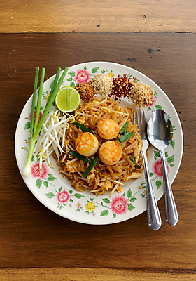 JPG 편집이미지 접시 포크 태국 새우 요리 사람없음 숟가락 전통음식 향신료 땅콩 라임 쪽파 고춧가루 나무탁자 숙주 팟타이 맛있는 편집실사 AI포토 AI콘텐츠 전통 식기 아시아 음식 과일 탁자 수저 갑각류 견과류 가루 CG 파 태국음식 향미료 파일형식