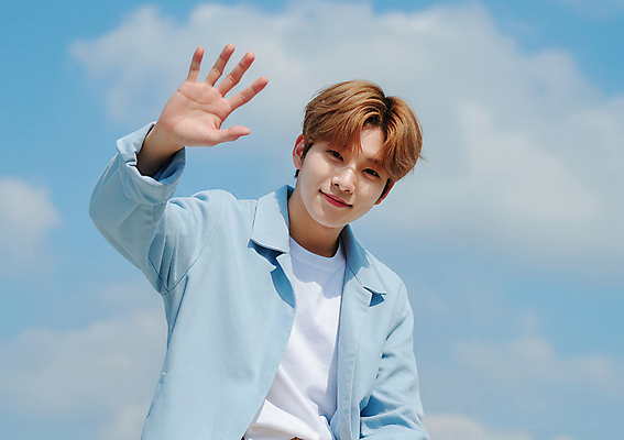 JPG 구름 편집이미지 남자 하늘색 하늘 한명 미소 상반신 성인 청춘 손들기 맑음 손인사 의료성형뷰티 성인남자한명만 편집실사 AI인물포토 AI콘텐츠 자연요소 1 컨셉 모션 날씨 표정 사람 파란색 인사 CG 남자한명만 성인남자만 파일형식 AI포토