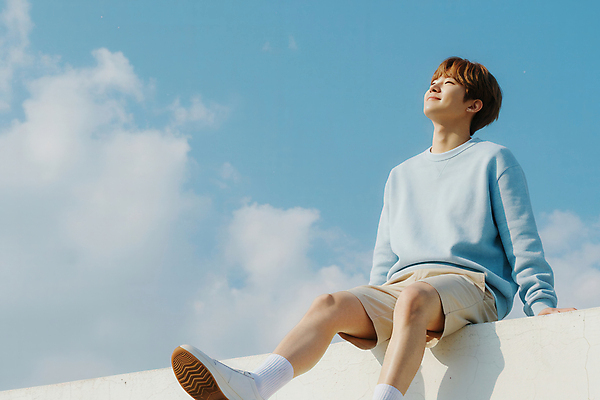 JPG 전신 구름 편집이미지 남자 하늘색 반바지 하늘 한명 미소 앉기 성인 청춘 햇빛 맑음 올려보기 옥상 걸터앉기 의료성형뷰티 손짚기 성인남자한명만 편집실사 AI인물포토 AI콘텐츠 자연요소 1 컨셉 바지 모션 날씨 표정 사람 손짓 파란색 태양 CG 남자한명만 성인남자만 파일형식 AI포토