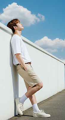 JPG 전신 구름 편집이미지 남자 하늘색 반바지 하늘 한명 성인 담장 청춘 눈감음 맑음 기댐 옥상 주머니손 의료성형뷰티 성인남자한명만 편집실사 AI인물포토 AI콘텐츠 자연요소 1 컨셉 바지 모션 날씨 사람 파란색 CG 남자한명만 성인남자만 파일형식 AI포토