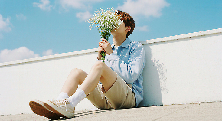 JPG 전신 구름 편집이미지 남자 꽃다발 하늘색 반바지 하늘 한명 들기 앉기 성인 담장 청춘 햇빛 맑음 안개꽃 얼굴가리기 의료성형뷰티 성인남자한명만 편집실사 AI인물포토 AI콘텐츠 자연요소 1 꽃 컨셉 바지 모션 날씨 사람 파란색 태양 가림 CG 한해살이풀 남자한명만 성인남자만 파일형식 AI포토