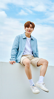 JPG 전신 구름 편집이미지 남자 하늘색 반바지 하늘 한명 미소 앉기 성인 담장 청춘 맑음 의료성형뷰티 손짚기 성인남자한명만 편집실사 AI인물포토 AI콘텐츠 자연요소 1 컨셉 바지 모션 날씨 표정 사람 손짓 파란색 CG 남자한명만 성인남자만 파일형식 AI포토