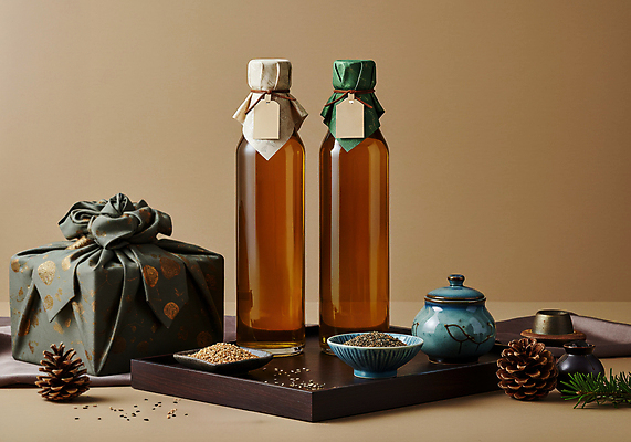 JPG 편집이미지 유리병 사람없음 갈색 꼬리표 보자기 도자기 솔방울 노끈 나무받침 들깨 참기름 참깨 들기름 편집실사 AI포토 AI콘텐츠 줄 컬러 병_용기 목재 라벨 기름_음식 받침대 CG 깨 파일형식 천_직물