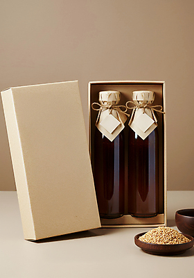 JPG 편집이미지 리본 포장 유리병 사람없음 선물상자 갈색 꼬리표 노끈 나무접시 들깨 참기름 참깨 들기름 편집실사 AI포토 AI콘텐츠 접시 줄 컬러 병_용기 선물 상자 라벨 기름_음식 CG 깨 파일형식