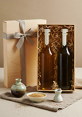 JPG 편집이미지 접시 리본 포장 유리병 사람없음 선물상자 갈색 도자기 천 들깨 참기름 참깨 들기름 편집실사 AI포토 AI콘텐츠 식기 컬러 병_용기 선물 상자 직물 기름_음식 CG 깨 파일형식