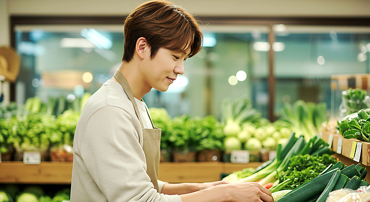 JPG 편집이미지 남자 중년 채소 한명 미소 상반신 앞치마 정리 슈퍼마켓 의료성형뷰티 중년남자한명만 소상공인 편집실사 AI인물포토 AI콘텐츠 직업 1 표정 사람 성인 경제 상점 상인 CG 남자한명만 중년남자만 파일형식 AI포토