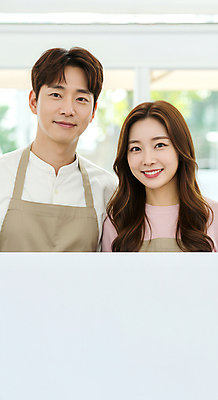 JPG 편집이미지 응시 여자 남자 미소 상반신 성인 두명 앞치마 팻말 의료성형뷰티 성인만 카피스페이스 소상공인 편집실사 AI인물포토 AI콘텐츠 직업 시선 프레임 표정 사람 경제 공백 상인 CG 파일형식 AI포토