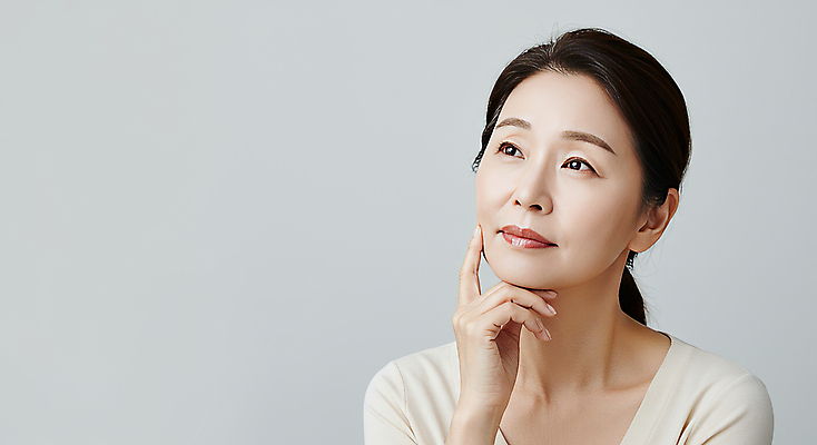 JPG 편집이미지 여자 중년 생각 한명 미소 상반신 뷰티 손들기 의료성형뷰티 중년여자한명만 편집실사 AI인물포토 AI콘텐츠 1 모션 표정 사람 성인 CG 여자한명만 중년여자만 파일형식 AI포토