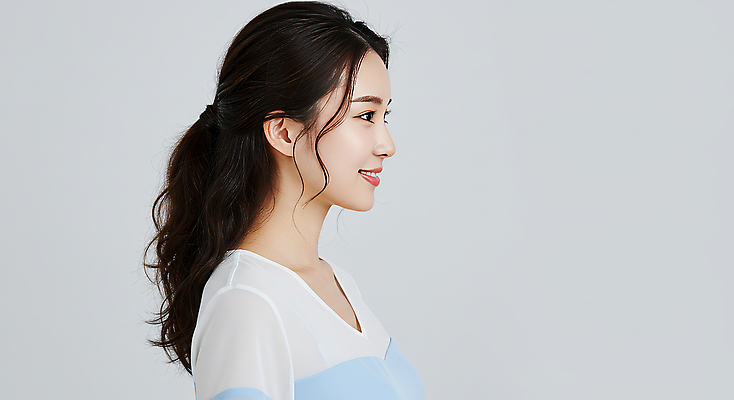 JPG 편집이미지 여자 한명 미소 상반신 성인 옆모습 뷰티 의료성형뷰티 성인여자한명만 편집실사 AI인물포토 AI콘텐츠 1 뷰포인트 표정 사람 CG 여자한명만 성인여자만 파일형식 AI포토
