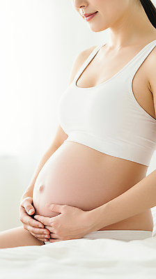 JPG 편집이미지 라이프스타일 여자 실내 한명 미소 앉기 성인 임산부 잡기 의료성형뷰티 성인여자한명만 내려보기 편집실사 AI인물포토 AI콘텐츠 1 모션 표정 사람 내부 생활 임신 CG 여자한명만 성인여자만 파일형식 AI포토