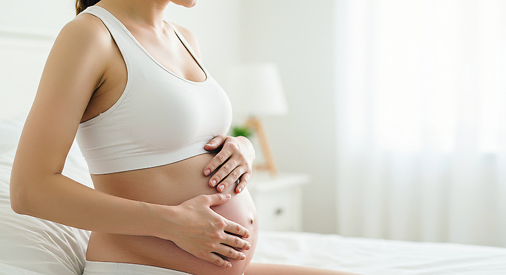 JPG 편집이미지 라이프스타일 여자 실내 한명 상반신 성인 임산부 침실 스탠드 잡기 서랍장 의료성형뷰티 성인여자한명만 편집실사 AI인물포토 AI콘텐츠 1 가구 모션 조명 사람 내부 생활 임신 CG 여자한명만 성인여자만 파일형식 AI포토