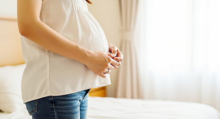 JPG 편집이미지 라이프스타일 여자 실내 한명 성인 임산부 침실 의료성형뷰티 성인여자한명만 편집실사 AI인물포토 AI콘텐츠 1 사람 내부 생활 임신 CG 여자한명만 성인여자만 파일형식 AI포토