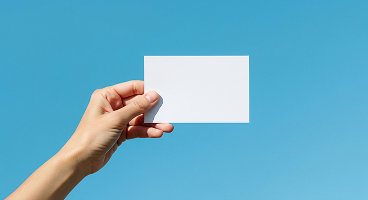 JPG 편집이미지 손 비즈니스 명함 들기 신체부위 파란색 카피스페이스 편집소스 편집실사 AI인물포토 AI콘텐츠 컬러 모션 사람 공백 CG 파일형식 AI포토