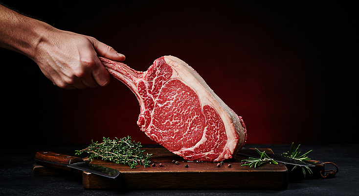 JPG 편집이미지 손 요리 신체부위 소고기 잡기 칼 로즈메리 나무도마 통후추 토마호크 편집실사 AI인물포토 AI콘텐츠 모션 도마 육류 사람 목재 허브 CG 후추 파일형식 AI포토