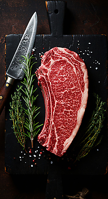 JPG 편집이미지 요리 사람없음 소고기 칼 소금 로즈메리 나무도마 토마호크 편집실사 AI포토 AI콘텐츠 도마 육류 목재 허브 CG 파일형식