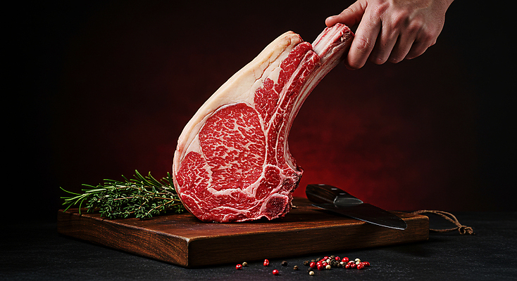 JPG 편집이미지 손 요리 신체부위 소고기 잡기 칼 로즈메리 나무도마 통후추 토마호크 편집실사 AI인물포토 AI콘텐츠 모션 도마 육류 사람 목재 허브 CG 후추 파일형식 AI포토