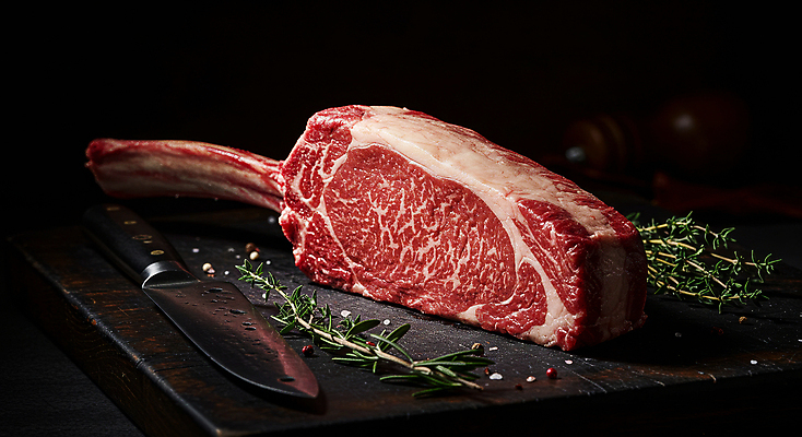 JPG 편집이미지 요리 사람없음 소고기 칼 소금 로즈메리 나무도마 토마호크 편집실사 AI포토 AI콘텐츠 도마 육류 목재 허브 CG 파일형식