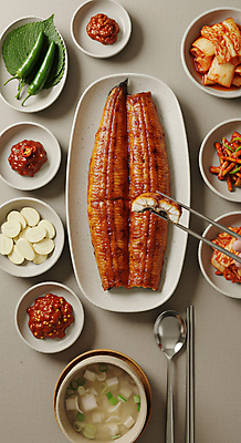 JPG 편집이미지 접시 한식 젓가락 고추 반찬 김치 마늘 들기 사람없음 숟가락 양념 복날 구이 국 깻잎 장어구이 플레이팅 편집실사 AI포토 AI콘텐츠 식기 기념일 음식 채소 모션 수저 상차림 장어 CG 생선요리 파일형식