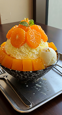 JPG 편집이미지 그릇 포크 잎 아이스크림 쟁반 사람없음 차가움 망고 한라봉 과일빙수 금박장식 나무탁자 망고빙수 편집실사 AI포토 AI콘텐츠 식물 식기 과일 탁자 디저트 장식 CG 열대과일 빙수 파일형식