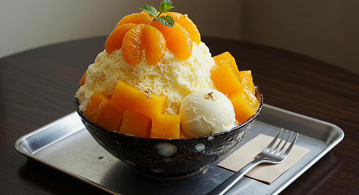 JPG 편집이미지 그릇 포크 잎 아이스크림 쟁반 사람없음 차가움 망고 한라봉 과일빙수 금박장식 나무탁자 망고빙수 편집실사 AI포토 AI콘텐츠 식물 식기 과일 탁자 디저트 장식 CG 열대과일 빙수 파일형식