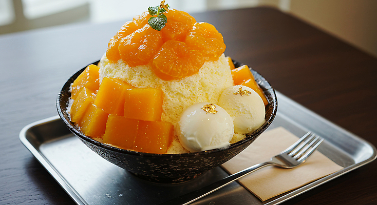 JPG 편집이미지 그릇 포크 잎 아이스크림 쟁반 사람없음 차가움 망고 한라봉 과일빙수 금박장식 나무탁자 망고빙수 편집실사 AI포토 AI콘텐츠 식물 식기 과일 탁자 디저트 장식 CG 열대과일 빙수 파일형식