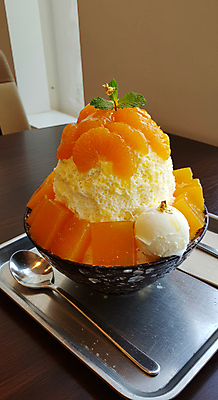 JPG 편집이미지 그릇 잎 아이스크림 쟁반 사람없음 숟가락 차가움 망고 한라봉 과일빙수 금박장식 나무탁자 망고빙수 편집실사 AI포토 AI콘텐츠 식물 식기 과일 탁자 디저트 수저 장식 CG 열대과일 빙수 파일형식