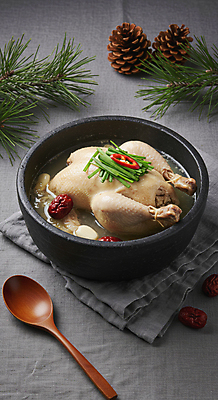 JPG 편집이미지 한식 여름음식 마늘 사람없음 회색 인삼 뚝배기 홍고추 대추 솔방울 솔잎 삼계탕 부추 나무숟가락 테이블매트 편집실사 AI포토 AI콘텐츠 음식 컬러 잎 채소 고추 숟가락 식탁보 삼 CG 보양식 파일형식 여름_계절