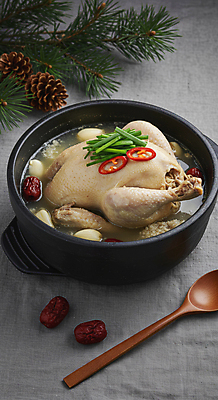 JPG 편집이미지 한식 여름음식 마늘 사람없음 회색 뚝배기 홍고추 대추 솔방울 솔잎 삼계탕 부추 나무숟가락 그릇받침대 편집실사 AI포토 AI콘텐츠 음식 컬러 잎 채소 고추 숟가락 받침대 CG 보양식 파일형식 여름_계절