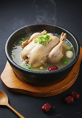 JPG 편집이미지 한식 여름음식 마늘 사람없음 회색 수증기 뚝배기 홍고추 대추 삼계탕 부추 나무숟가락 편집실사 AI포토 AI콘텐츠 음식 컬러 채소 고추 숟가락 CG 보양식 파일형식 여름_계절