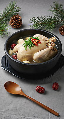 JPG 편집이미지 한식 여름음식 마늘 사람없음 회색 뚝배기 홍고추 대추 솔방울 솔잎 삼계탕 부추 나무숟가락 편집실사 AI포토 AI콘텐츠 음식 컬러 잎 채소 고추 숟가락 CG 보양식 파일형식 여름_계절