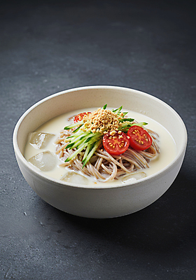 JPG 편집이미지 그릇 토마토 단면 여름음식 오이 사람없음 얼음 깨 보양식 콩국수 콩물 편집실사 AI포토 AI콘텐츠 자연요소 식기 한식 음식 채소 식재료 조미료 CG 국수 몸보신 파일형식 여름_계절