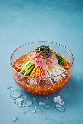 JPG 편집이미지 한식 여름음식 오이 사람없음 물 당근 회 깨 보양식 유리그릇 김가루 무채 물회 편집실사 AI포토 AI콘텐츠 녹이기 자연요소 그릇 음식 채소 식재료 모션 유리 뿌리채소 조미료 김_해조류 가루 CG 몸보신 파일형식 여름_계절