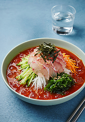 JPG 편집이미지 그릇 한식 젓가락 여름음식 오이 사람없음 당근 회 물컵 나물 깨 보양식 김가루 무채 물회 편집실사 AI포토 AI콘텐츠 식기 음식 채소 식재료 뿌리채소 수저 컵 조미료 김_해조류 가루 CG 몸보신 파일형식 여름_계절