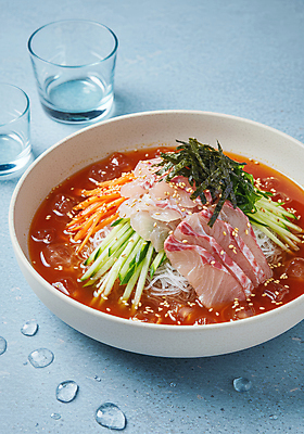 JPG 편집이미지 한식 여름음식 오이 사람없음 당근 회 물방울 대접 물컵 깨 보양식 김가루 무채 물회 편집실사 AI포토 AI콘텐츠 음식 채소 식재료 뿌리채소 컵 조미료 김_해조류 가루 CG 몸보신 파일형식 여름_계절