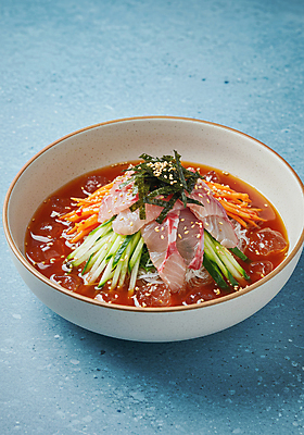 JPG 편집이미지 그릇 한식 여름음식 오이 사람없음 얼음 당근 깨 보양식 김가루 물회 편집실사 AI포토 AI콘텐츠 자연요소 식기 음식 채소 식재료 뿌리채소 조미료 김_해조류 가루 CG 몸보신 파일형식 여름_계절