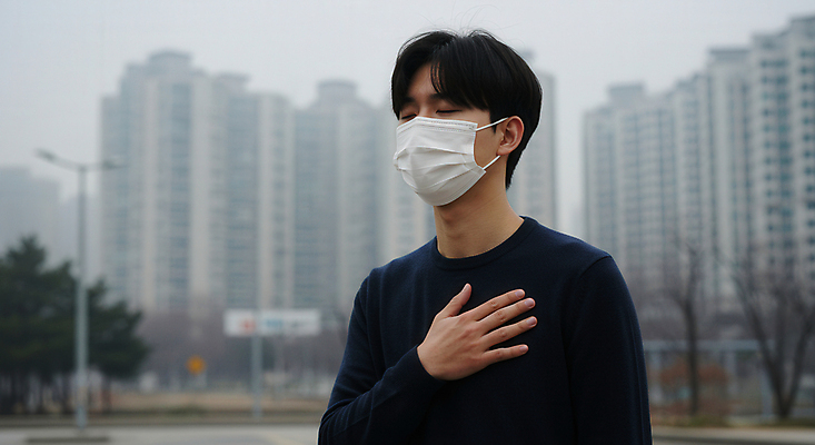 JPG 편집이미지 남자 아파트 마스크 한명 상반신 성인 야외 손들기 건강관리 환경 눈감음 환경오염 매연 대기오염 기침 황사 의료성형뷰티 성인남자한명만 미세먼지 편집실사 AI인물포토 AI콘텐츠 1 컨셉 모션 주택 건강 관리 사람 CG 먼지 남자한명만 성인남자만 파일형식 AI포토