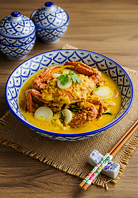 JPG 편집이미지 그릇 젓가락 태국 고추 양파 사람없음 전통음식 게 소스 고수 카레 수저받침대 테이블매트 뿌팟퐁커리 편집실사 AI포토 AI콘텐츠 전통 식기 아시아 음식 채소 수저 갑각류 식탁보 양념 받침대 향신료 CG 태국음식 파일형식