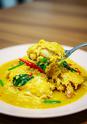 JPG 편집이미지 접시 태국 고추 들기 사람없음 숟가락 전통음식 게 소스 향신료 카레 시금치 뿌팟퐁커리 편집실사 AI포토 AI콘텐츠 전통 식기 아시아 음식 채소 모션 수저 갑각류 양념 CG 태국음식 향미료 파일형식