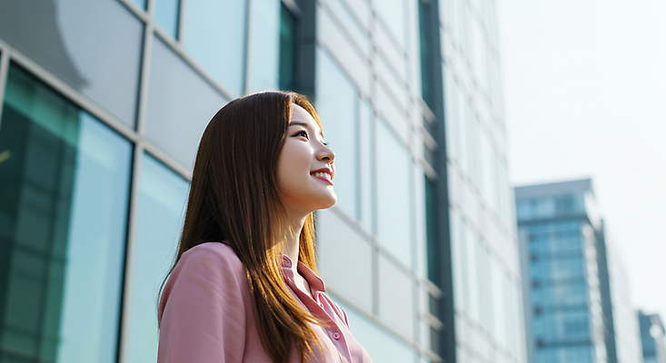 JPG 편집이미지 여자 한명 미소 정장 빌딩 상반신 성인 야외 비즈니스라이프 구직 비즈니스우먼 신입사원 의료성형뷰티 성인여자한명만 사회초년생 편집실사 AI인물포토 AI콘텐츠 1 라이프스타일 옷 컨셉 비즈니스 표정 사람 건물 직장인 CG 여자한명만 성인여자만 파일형식 AI포토