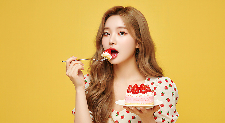 JPG 모델 편집이미지 접시 여자 포크 한명 들기 상반신 성인 노란색 먹기 딸기케이크 의료성형뷰티 성인여자한명만 편집실사 AI인물포토 AI콘텐츠 1 식기 컬러 모션 딸기 사람 케이크 CG 여자한명만 성인여자만 파일형식 AI포토