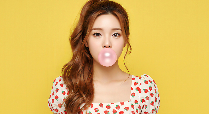 JPG 모델 편집이미지 여자 한명 미소 상반신 성인 노란색 껌 의료성형뷰티 성인여자한명만 편집실사 AI인물포토 AI콘텐츠 1 컬러 표정 사람 CG 여자한명만 성인여자만 파일형식 AI포토