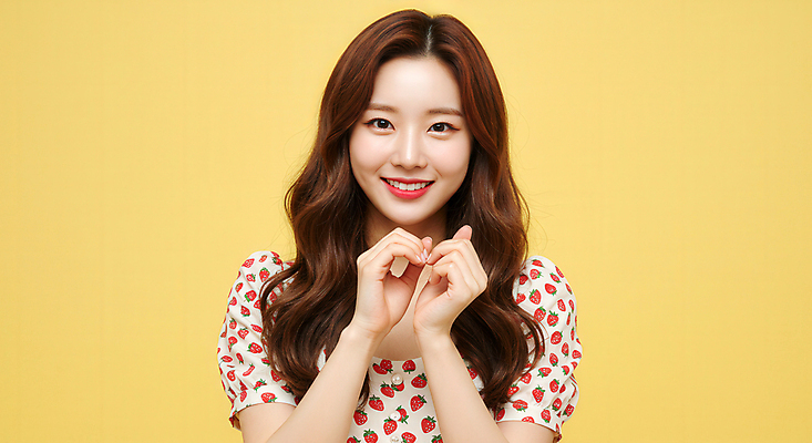 JPG 모델 편집이미지 여자 한명 미소 상반신 성인 노란색 손모으기 의료성형뷰티 성인여자한명만 편집실사 AI인물포토 AI콘텐츠 1 컬러 표정 사람 손짓 CG 여자한명만 성인여자만 파일형식 AI포토