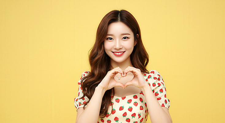 JPG 모델 편집이미지 여자 한명 미소 상반신 성인 노란색 손하트 의료성형뷰티 성인여자한명만 편집실사 AI인물포토 AI콘텐츠 1 컬러 표정 사람 손짓 CG 여자한명만 성인여자만 파일형식 AI포토