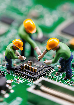 JPG 편집이미지 남자 작업복 고개숙이기 성인 세명 미니어처 작업 수리 회로판 안전모 손뻗기 작업자 성인남자만 편집실사 AI포토 AI콘텐츠 옷 모션 숙이기 사람 모형 헬멧 안전장비 CG 남자만 성인만 파일형식