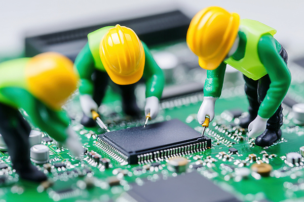 JPG 편집이미지 남자 작업복 고개숙이기 들기 성인 세명 미니어처 작업 수리 회로판 안전모 수리도구 작업자 성인남자만 편집실사 AI포토 AI콘텐츠 옷 모션 숙이기 사람 모형 도구 헬멧 안전장비 CG 남자만 성인만 파일형식