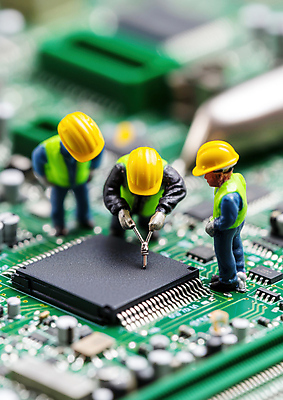 JPG 편집이미지 남자 작업복 고개숙이기 들기 성인 세명 미니어처 작업 수리 회로판 안전모 수리도구 작업자 성인남자만 편집실사 AI포토 AI콘텐츠 옷 모션 숙이기 사람 모형 도구 헬멧 안전장비 CG 남자만 성인만 파일형식