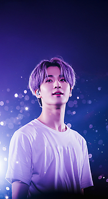 JPG 편집이미지 응시 남자 이어폰 한명 상반신 성인 빛 반짝임 뷰티 보라색 공연 가수 무대 반팔티셔츠 보케 스타 아이돌 케이팝 의료성형뷰티 성인남자한명만 편집실사 AI인물포토 AI콘텐츠 1 시선 음악 컬러 음향기기 티셔츠 모션 사람 이벤트 음악가 CG 연예인 남자한명만 성인남자만 파일형식 AI포토