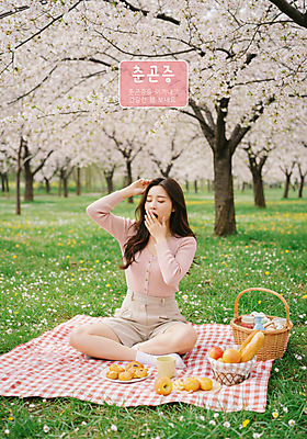 전신 PSD 편집이미지 공원 여자 한명 잔디 성인 야외 햇빛 소풍 손들기 봄 벚나무 바게트 졸음 돗자리 가부좌 하품 입가림 소풍바구니 춘곤증 의료성형뷰티 성인여자한명만 이미지편집 나무 식물 1 계절 공공시설 감정 빵 모션 사람 앉기 태양 야외활동 바구니 벚꽃 가림 질병 생리현상 여자한명만 성인여자만 파일형식
